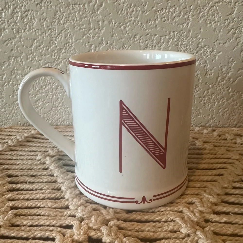 Sur la table Hand Crafted Monogramed N Stoneware Mug